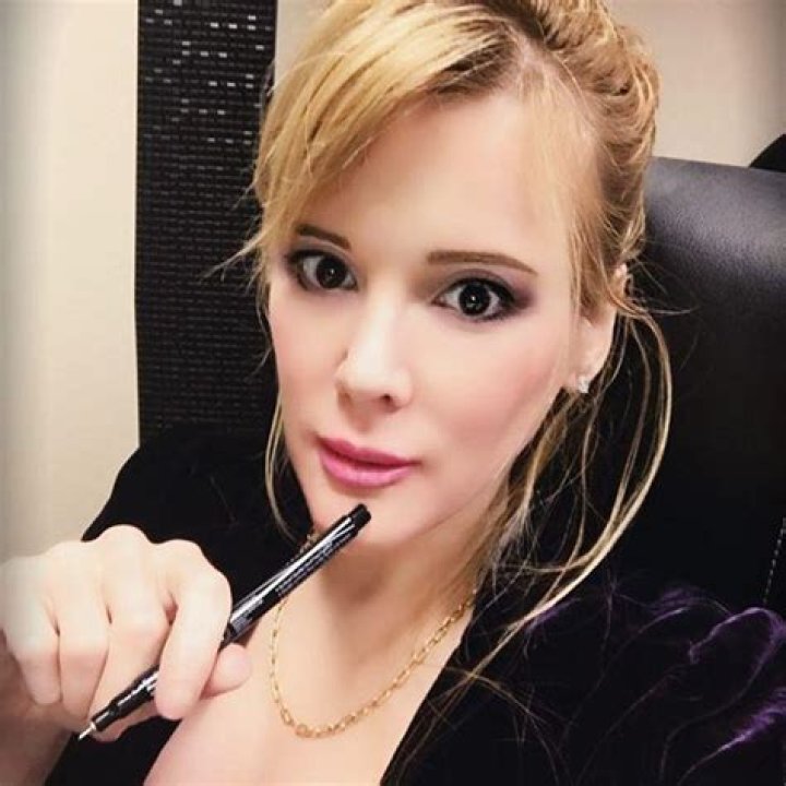 Is PlayBoy Model Genevieve Gallen Single or Dating? What's her Net Worth?