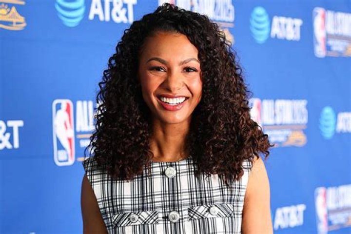 NBA reporter on ESPN, Malika Andrews is Single and lives with her Parents.