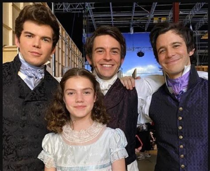 Who Is Actor Luke Thompson Wife? Family Age And Instagram