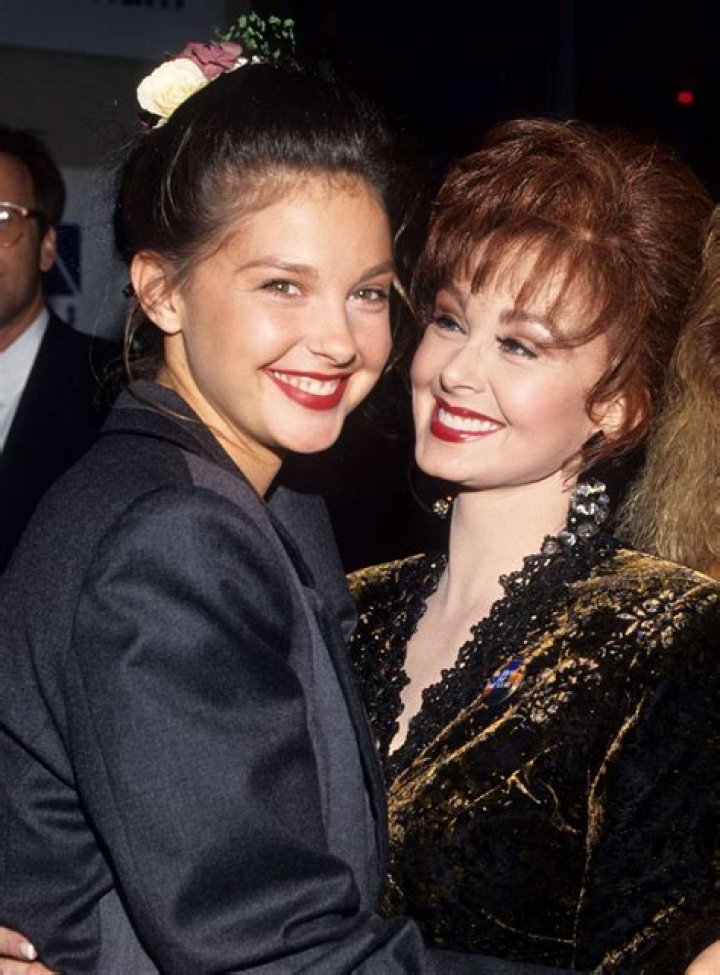 Who Is American Actress, Ashley Judd Dating To?