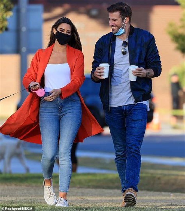 Who Is American Journalist, Jennifer Lahmers Dating To?