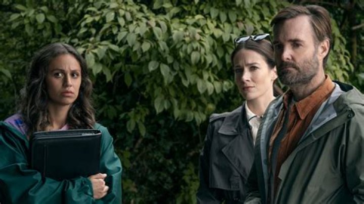 Who stars in the crime dramedy?